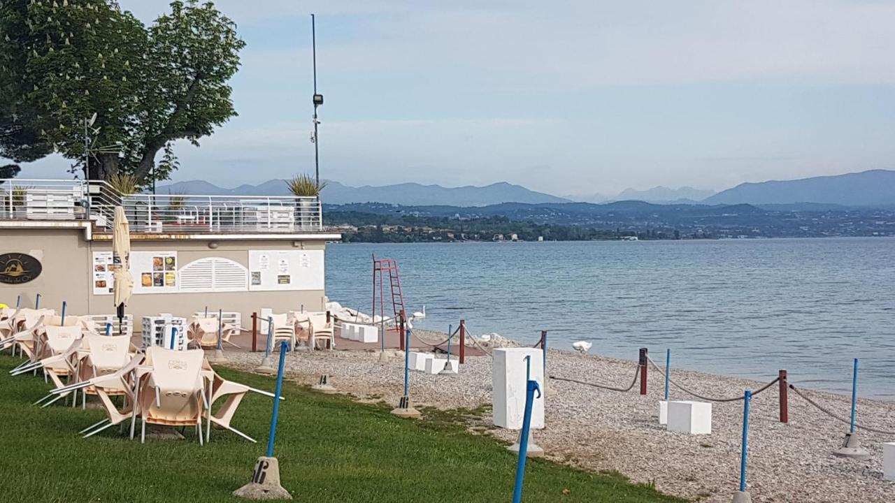 Luminoso Trilocale Con Piscina E Giardino Privato Appartement Desenzano del Garda Buitenkant foto