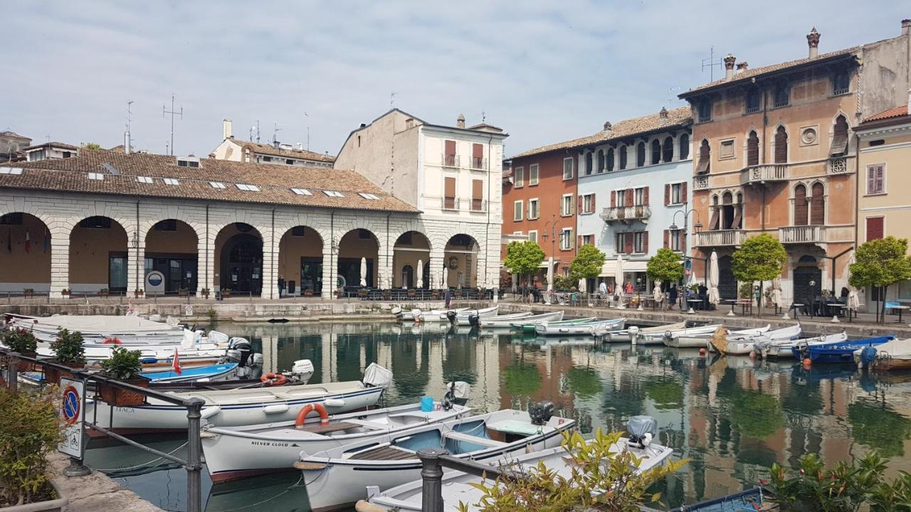 Luminoso Trilocale Con Piscina E Giardino Privato Appartement Desenzano del Garda Buitenkant foto