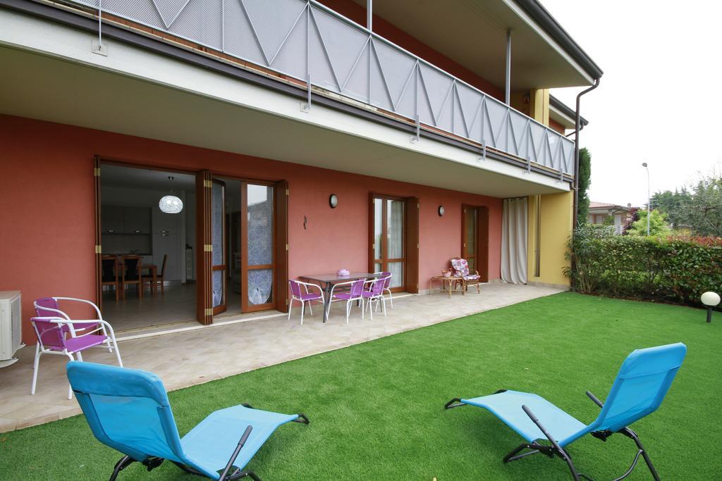 Luminoso Trilocale Con Piscina E Giardino Privato Appartement Desenzano del Garda Buitenkant foto