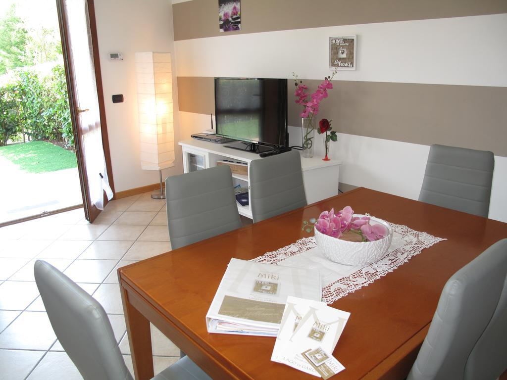 Luminoso Trilocale Con Piscina E Giardino Privato Appartement Desenzano del Garda Buitenkant foto