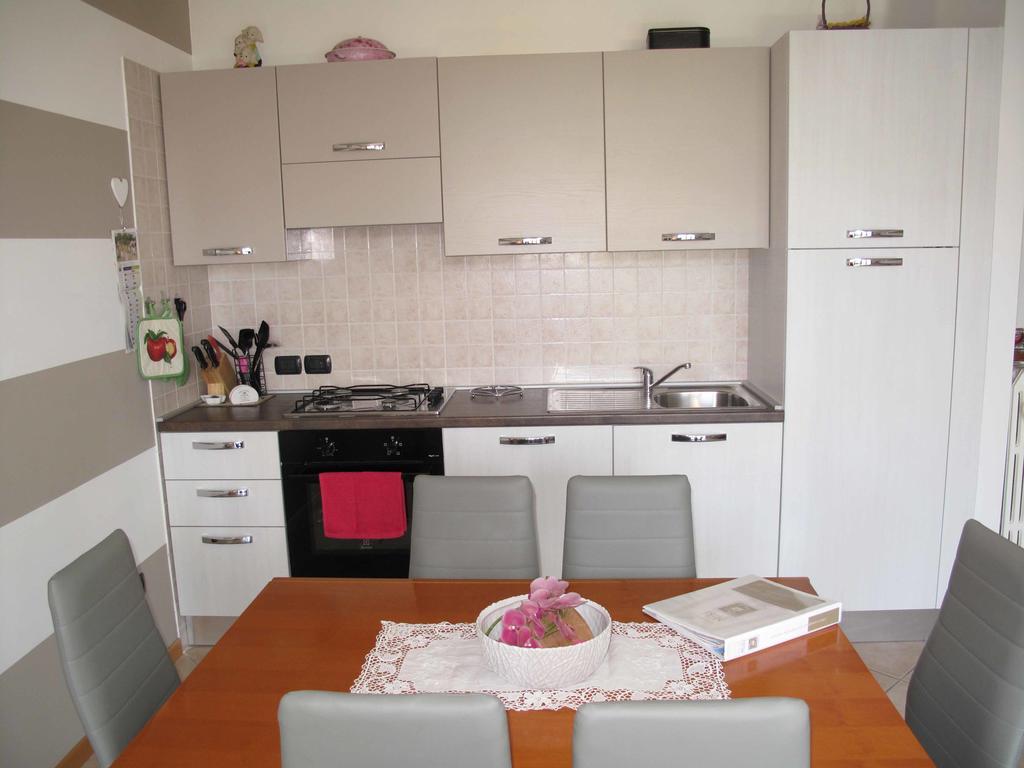 Luminoso Trilocale Con Piscina E Giardino Privato Appartement Desenzano del Garda Buitenkant foto