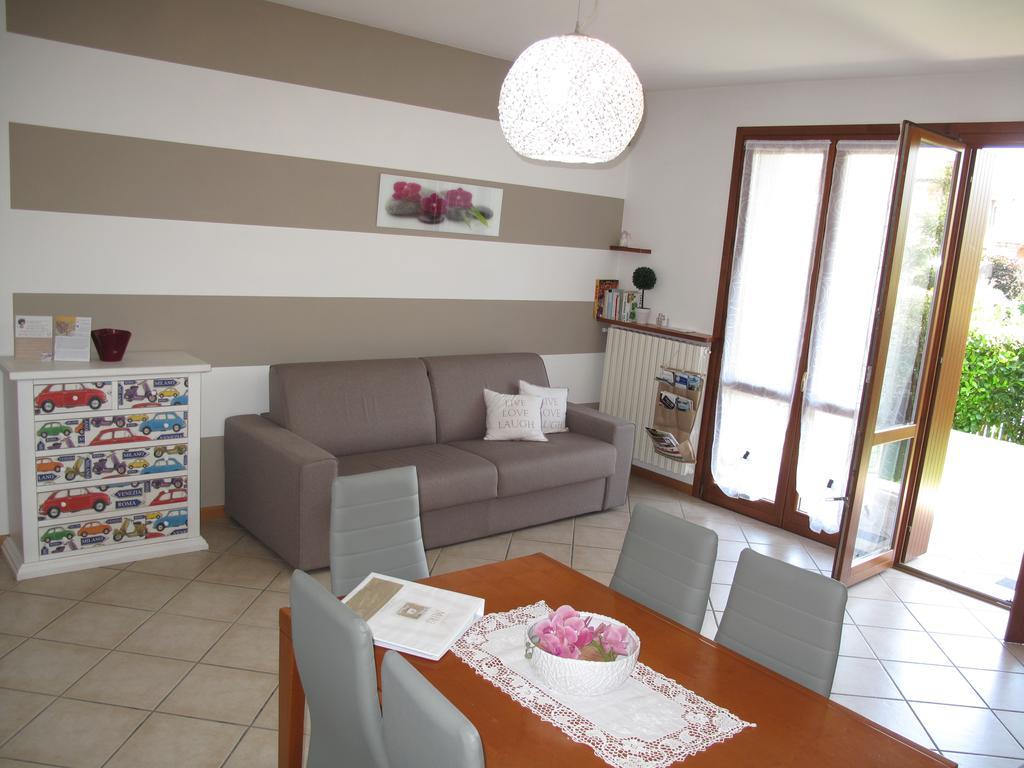 Luminoso Trilocale Con Piscina E Giardino Privato Appartement Desenzano del Garda Buitenkant foto