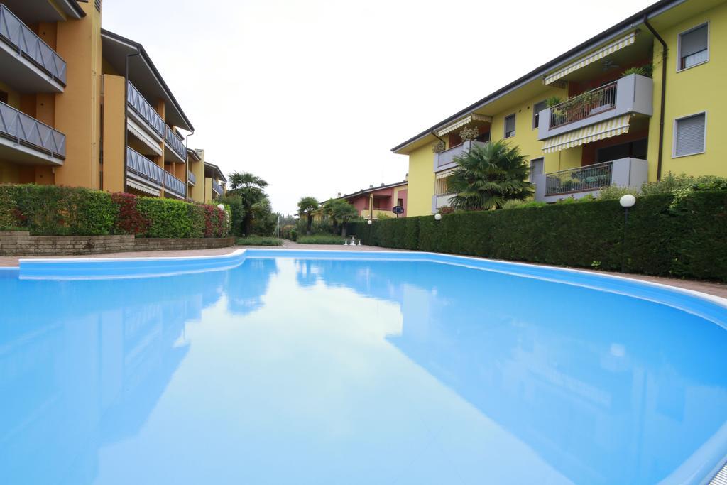 Luminoso Trilocale Con Piscina E Giardino Privato Appartement Desenzano del Garda Buitenkant foto