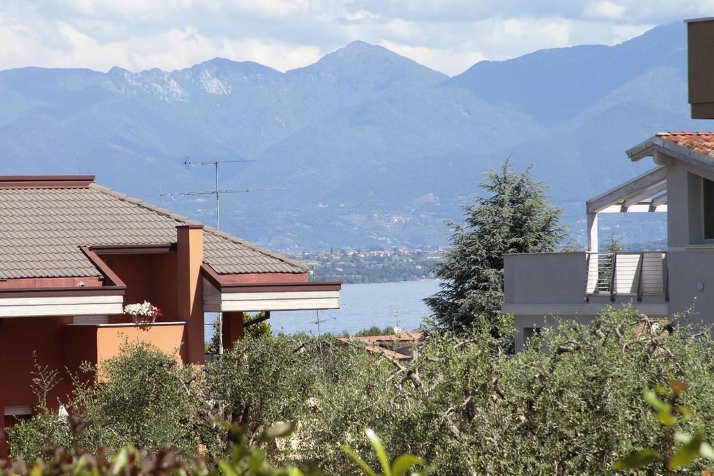 Luminoso Trilocale Con Piscina E Giardino Privato Appartement Desenzano del Garda Buitenkant foto