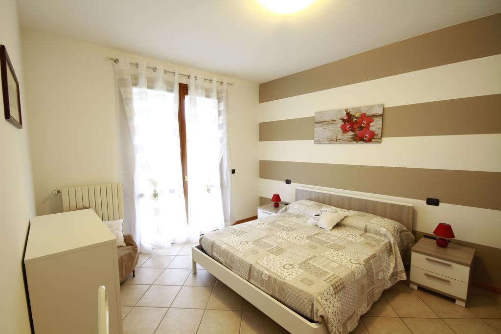 Luminoso Trilocale Con Piscina E Giardino Privato Appartement Desenzano del Garda Buitenkant foto