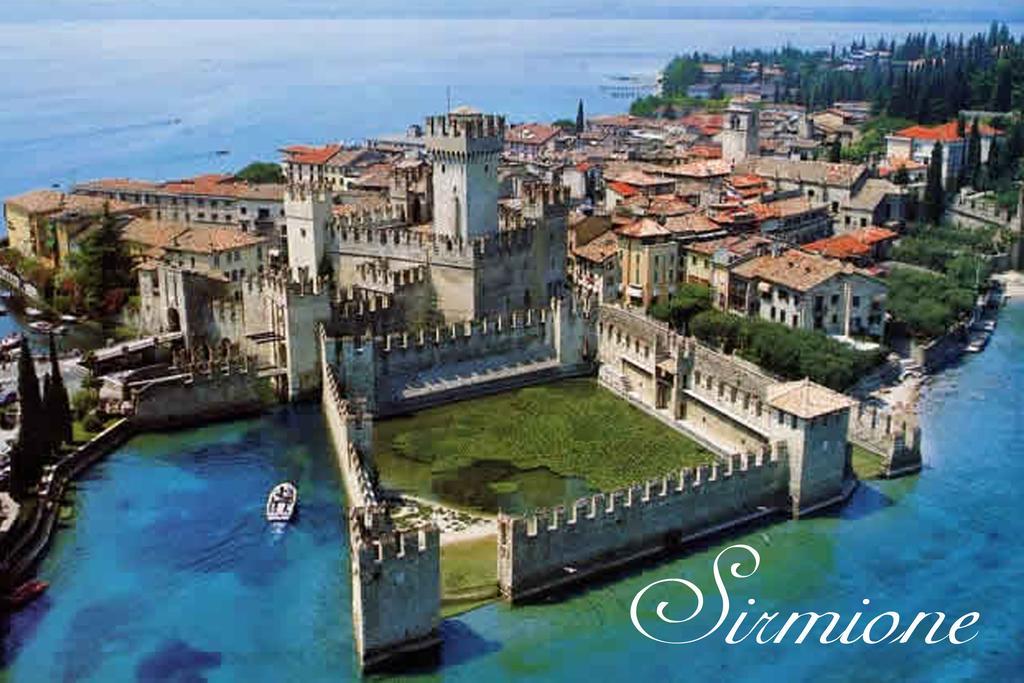 Luminoso Trilocale Con Piscina E Giardino Privato Appartement Desenzano del Garda Buitenkant foto