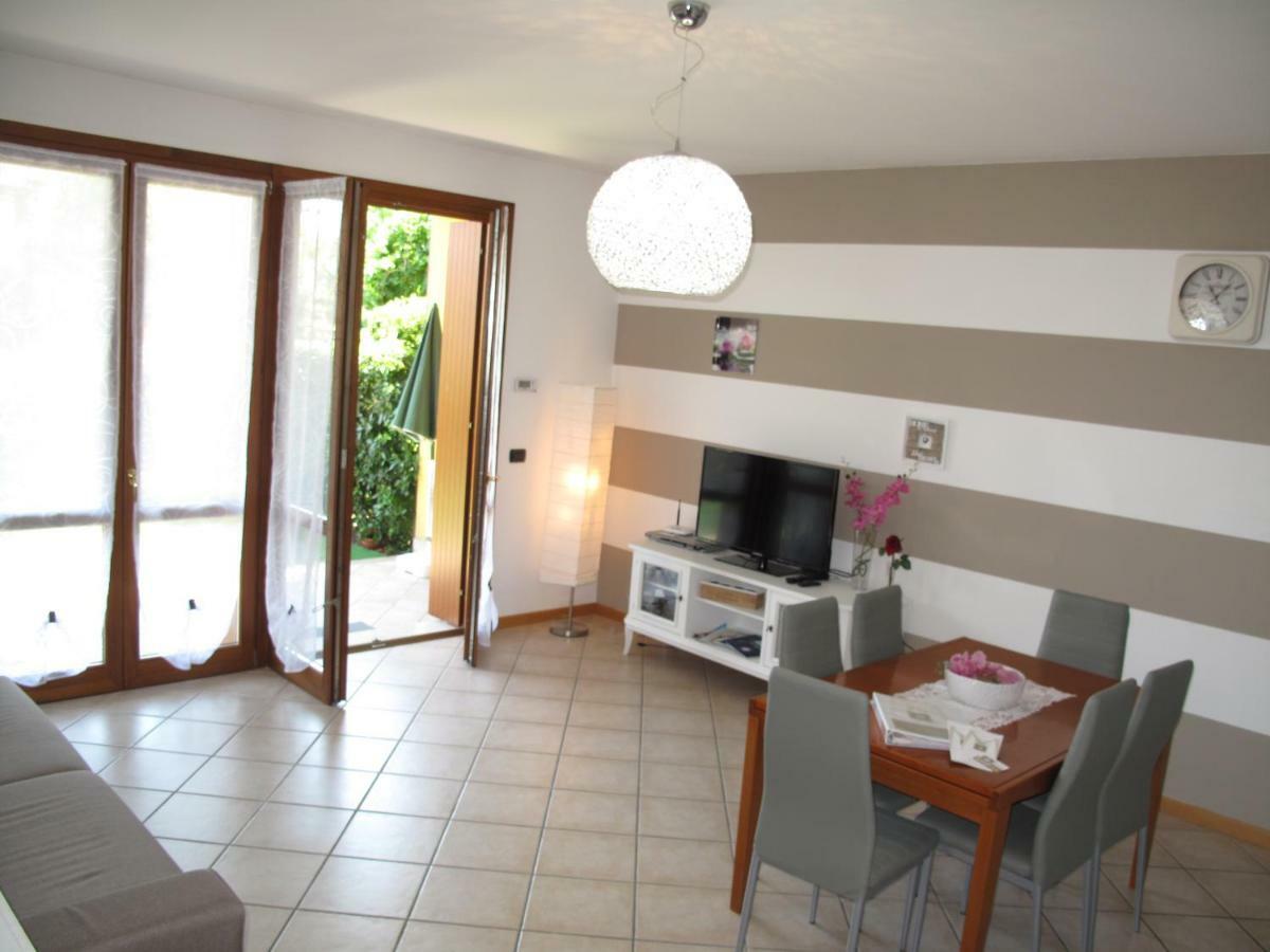 Luminoso Trilocale Con Piscina E Giardino Privato Appartement Desenzano del Garda Buitenkant foto