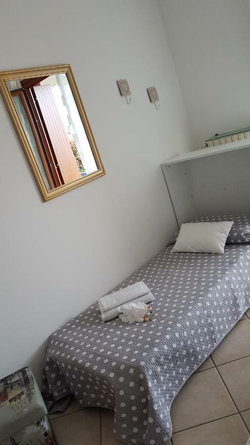 Luminoso Trilocale Con Piscina E Giardino Privato Appartement Desenzano del Garda Buitenkant foto